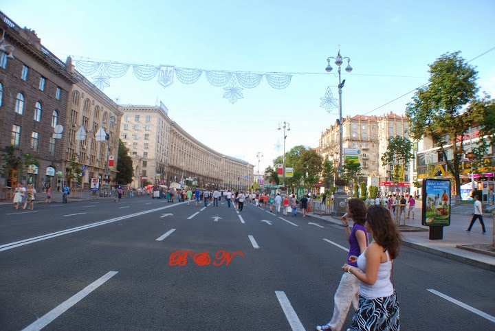 Чисто гола жена се разходи безгрижно из улиците на Киев и втрещи минувачите (СНИМКИ/ВИДЕО 18+)