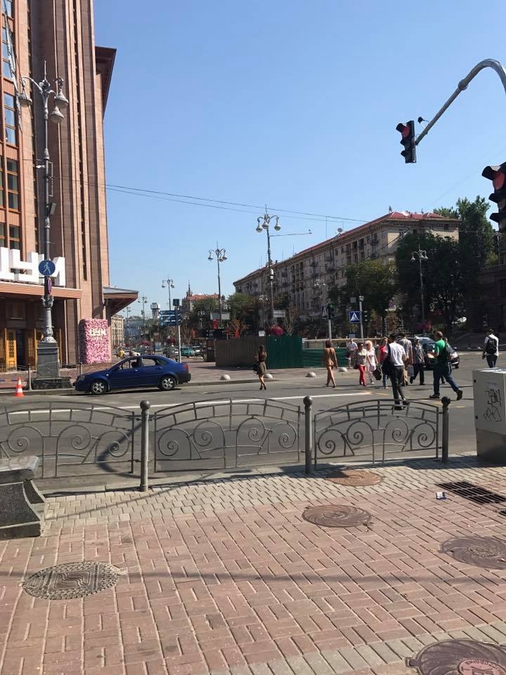 Чисто гола жена се разходи безгрижно из улиците на Киев и втрещи минувачите (СНИМКИ/ВИДЕО 18+)