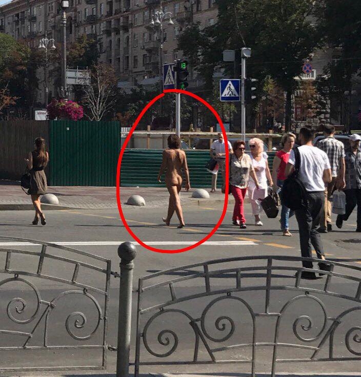 Чисто гола жена се разходи безгрижно из улиците на Киев и втрещи минувачите (СНИМКИ/ВИДЕО 18+)