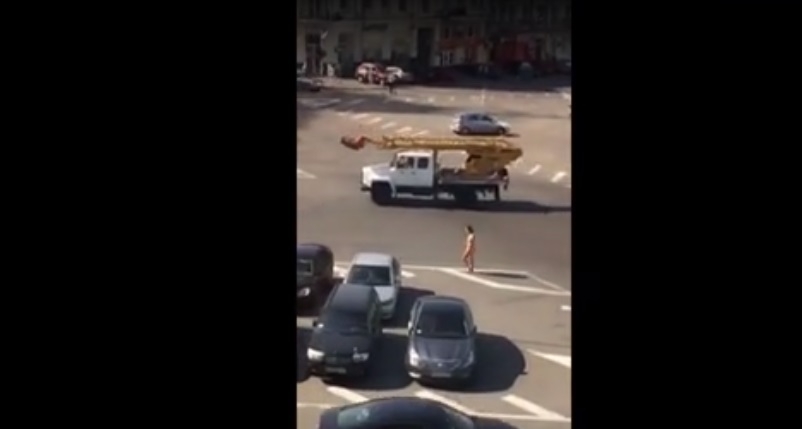 Чисто гола жена се разходи безгрижно из улиците на Киев и втрещи минувачите (СНИМКИ/ВИДЕО 18+)