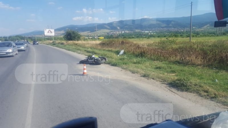 Шофьор на пикап с патерици помете моторист разклона за Първенец (СНИМКА)