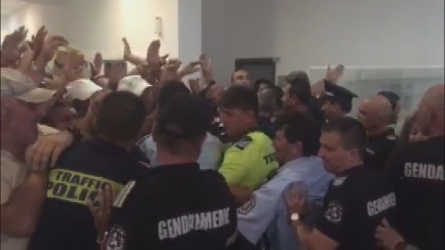 Вижте кръвта на хората след екшъна в Балчик заради "престъпниците еколози“ (СНИМКИ/ВИДЕО)