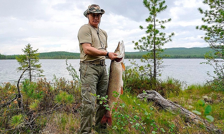С маска и шнорхел Путин преследва два часа щука под водата, прострелва я с харпун