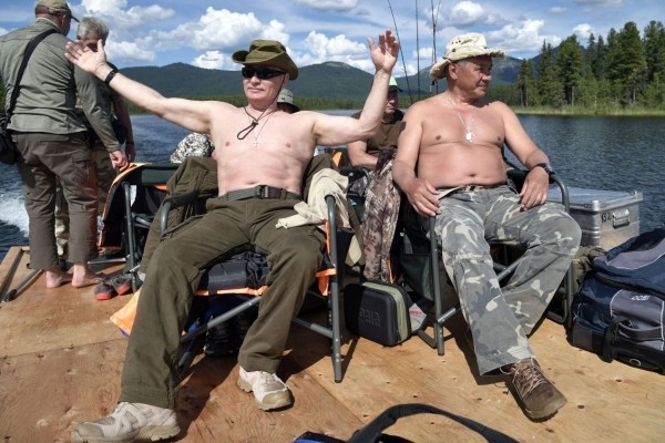 Силните мъже захвърлиха дрехите! Радев се снимка босоног, Борисов по шорти, Путин пък гол до кръста (СНИМКИ)