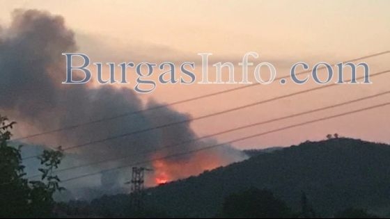 В Изворище се готвят за безсънна нощ, нови 7-метрови пламъци поглъщат боровата гора край „Каптажа” (СНИМКИ)