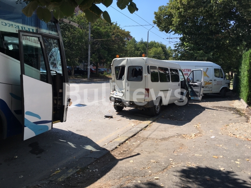 Автобус с туристи се размаза в бус във Враца (СНИМКИ)