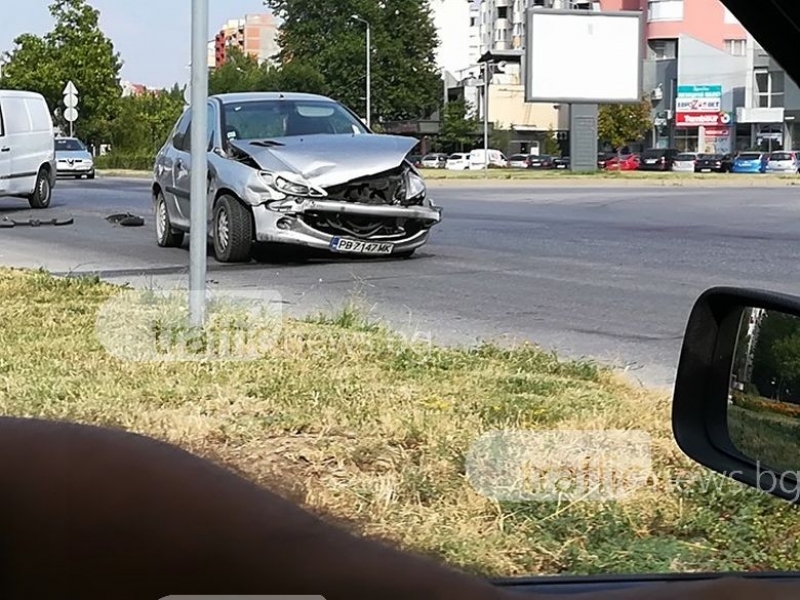 Брони и стъкла се разхвърчаха в Пловдив! Сиво пежо направо се... (СНИМКИ)