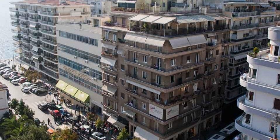 Цените на жилищата в Гърция и Кипър продължавата да се сриват