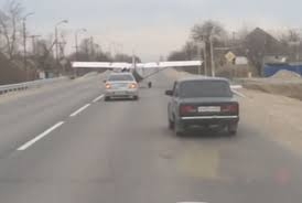 Самолет се заби в автомобил на шосе (ВИДЕО)