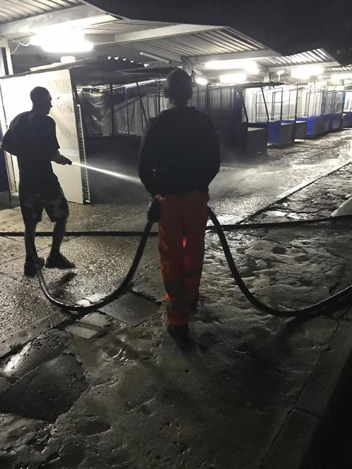 Смаяни столичани заснеха среднощното почистване на пазара в „Красна поляна“ (СНИМКИ)