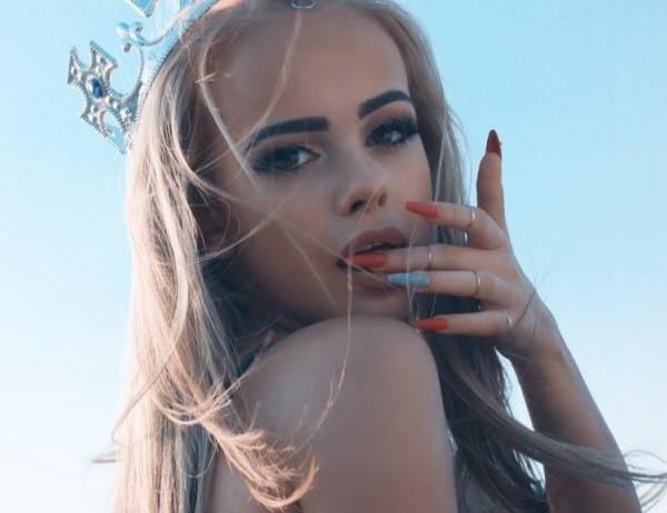 Сузанита се съблече пред загорели студенти СНИМКИ 18+