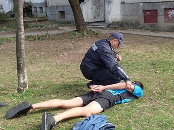 Спецоперация в Боровец: Софиянка хвърля през прозореца на кола...