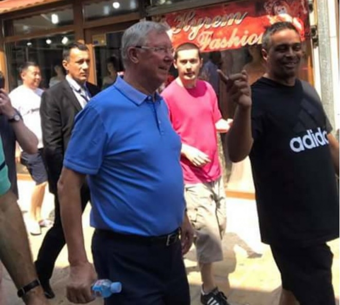 Алекс Фъргюсън нагъва кебабчета в Скопие (СНИМКА)