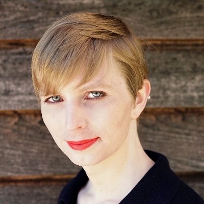 Челси Манинг лъсна в предизвикателен червен бански в модната библия Vogue (СНИМКА)
