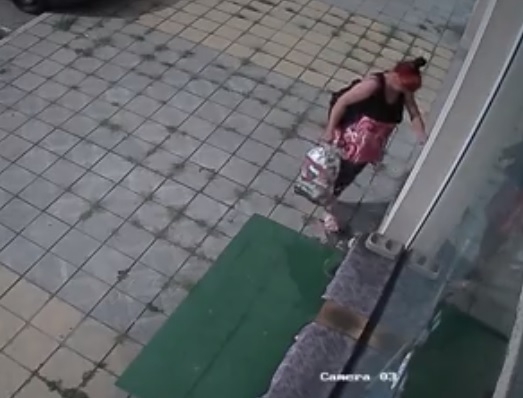 Стигна дъното! При 40 градуса пловдивчанка открадна купичка с вода за котета, преди това я ритна (ВИДЕО)