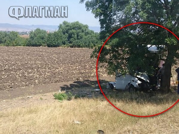 Ужас край Карнобат! Младеж се потроши след удар в дърво, очаква го операция (СНИМКИ)