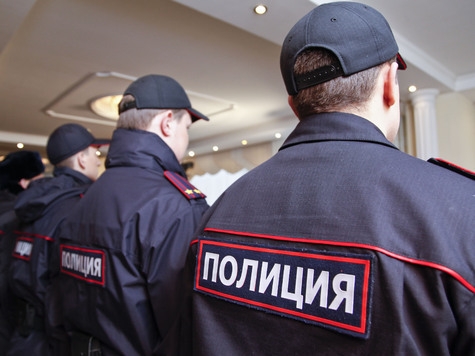 Син първо наби майка си, след това и полицаите 