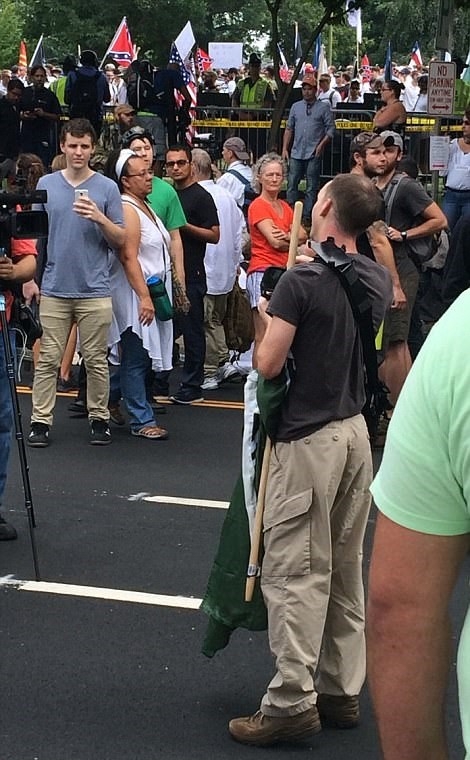 НА ЖИВО: Сблъсъци между крайнодесни и антирасисти окървавиха Вирджиния, кола се заби в протестиращите (СНИМКИ/ВИДЕО 18+)