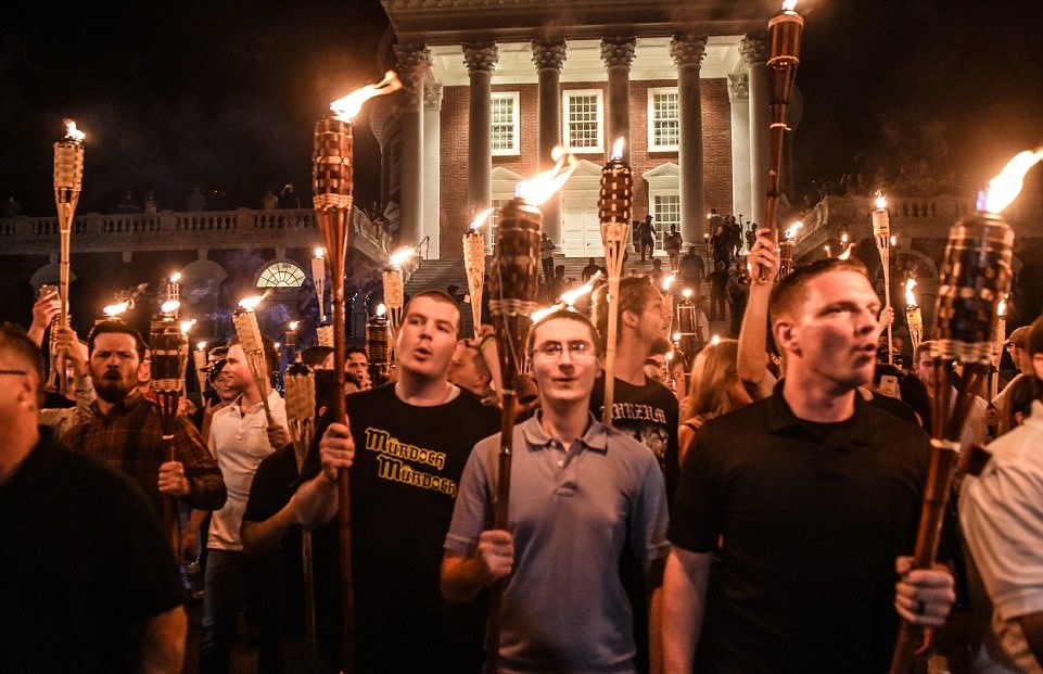 НА ЖИВО: Сблъсъци между крайнодесни и антирасисти окървавиха Вирджиния, кола се заби в протестиращите (СНИМКИ/ВИДЕО 18+)