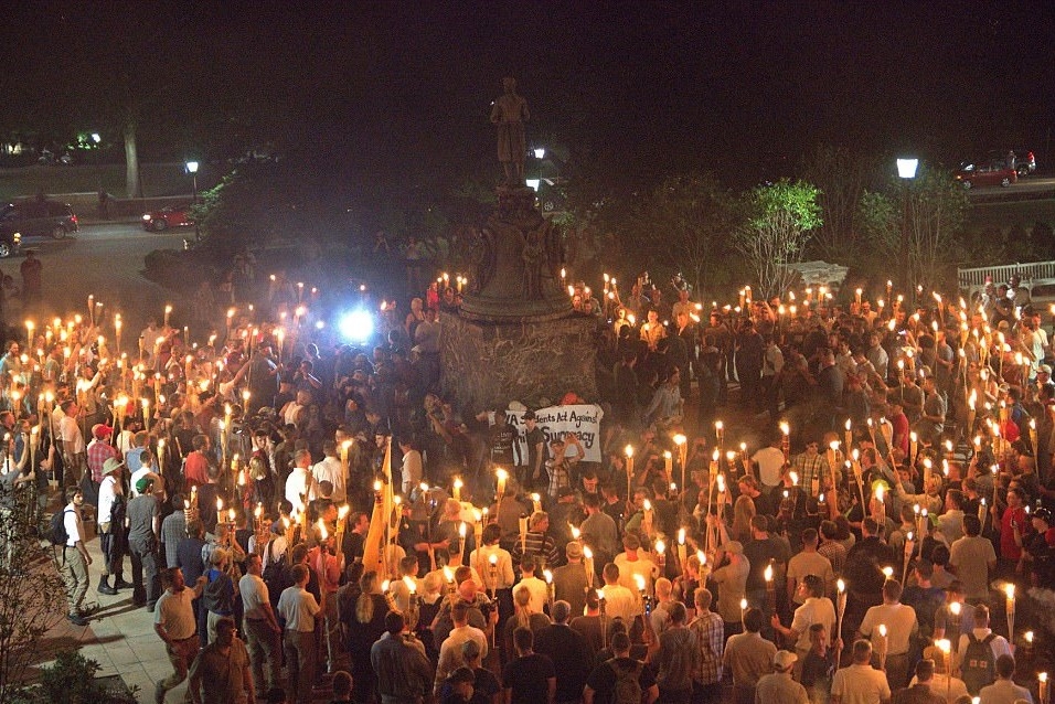 НА ЖИВО: Сблъсъци между крайнодесни и антирасисти окървавиха Вирджиния, кола се заби в протестиращите (СНИМКИ/ВИДЕО 18+)