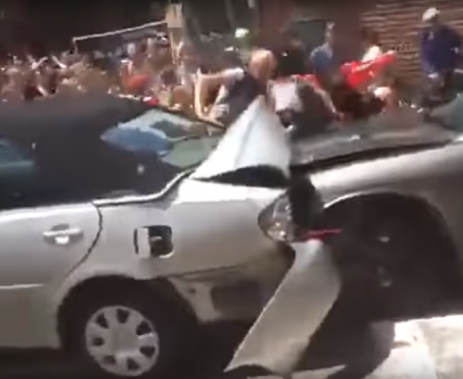 Кола се вряза в тълпа в САЩ, гази наред (ВИДЕО)