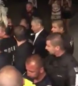 Слънчака изригна в подкрепа на DJ Станчо! В „Бедрум” посрещнаха Валери Симеонов с мощно освиркване и „Оставка” (ВИДЕО)