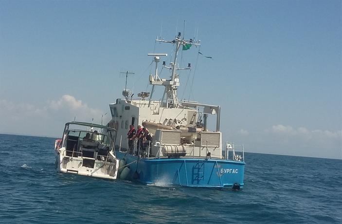Екшън акция в морето! Граничният кораб 514 „Бургас“ спаси двама румънци