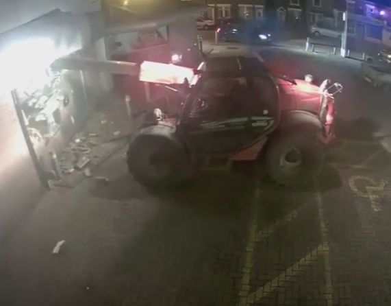 На това му се вика обир: Задигнаха банкомат с... багер (ВИДЕО)