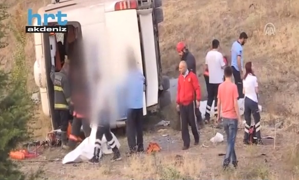 Автобус се преобърна в Турция: Най-малко 4 души загинаха (ВИДЕО)