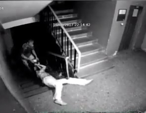 Шокиращо ВИДЕО 18+: Крадец влачи по стълбище баба, която не иска да се раздели с чантата си  