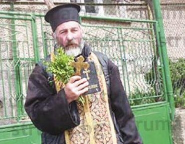 Най-атрактивният свещеник от Югозапада се стяга за гурбет! Борис Минчев хвърля расото, за да ...