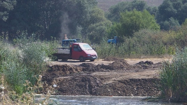 Незаконен златодобив превърна брега на Струма в лунен пейзаж 