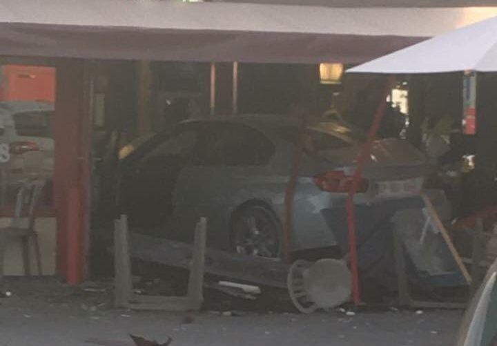 Извънредно: Автомобил се вряза нарочно в пицария във Франция (СНИМКА)