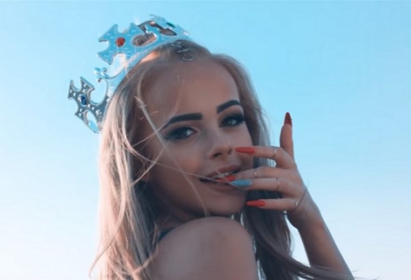 Сузанита продължава да скандализира! Интимничи с близо 10 години по-голям (СНИМКА)