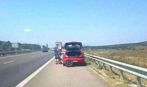 Падение: Крехка девойка сменя гумата на АМ "Тракия", а шофьорът... (СНИМКА)