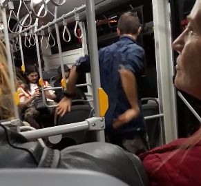Младеж изнесе уникално шоу пред пътниците в столичен рейс (ВИДЕО)