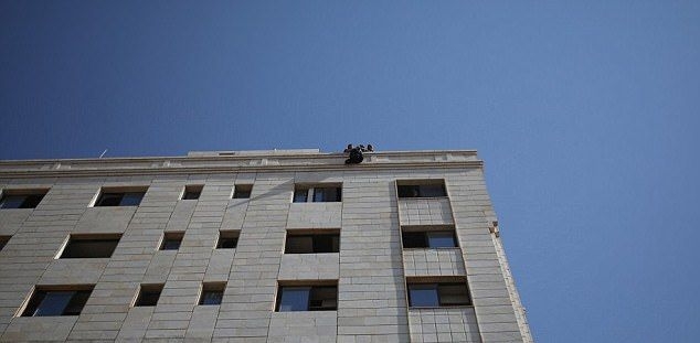 Извергите от "Ислямска държава" публикуваха нови ужасяващи СНИМКИ 18+ от екзекуции и жестоки средновековни наказания