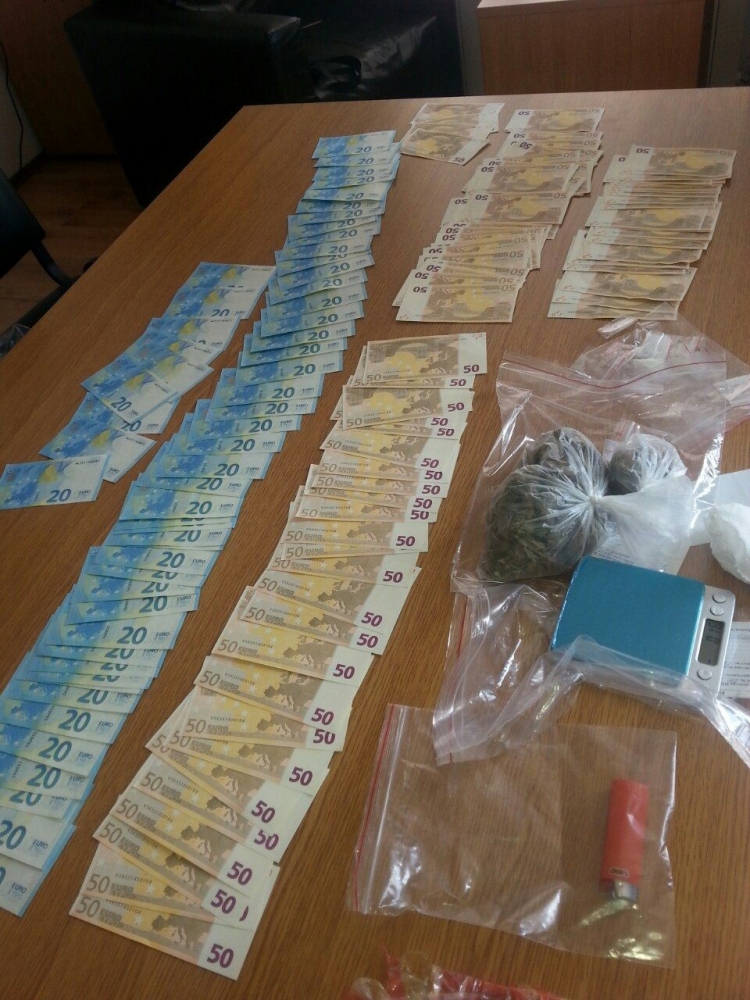 Полицаи нахлуха  в морската квартира на двама братя от Бяла Слатина и се хванаха за главите (СНИМКИ)