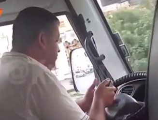 Шофьор изправи на нокти пътниците в маршрутка! Играе на телефона си и се кръсти (ВИДЕО)