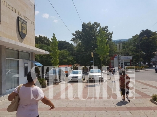 Тийнейджър с колело окървави центъра на Петрич, размина се на косъм от най-страшното (СНИМКИ)