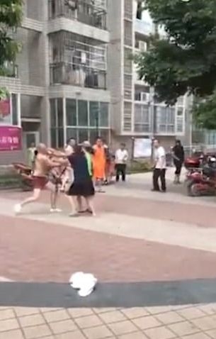 Измамена съпруга наби публично полуголия си мъж след като го хвана в крачка, любовницата също се включи в мелето... (СНИМКИ/ВИДЕО 18+)
