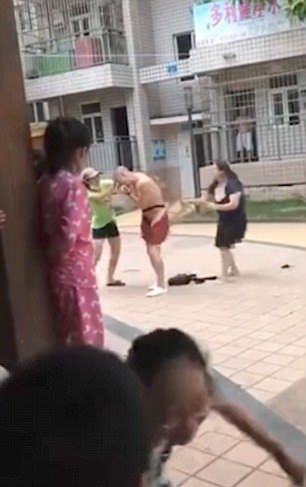Измамена съпруга наби публично полуголия си мъж след като го хвана в крачка, любовницата също се включи в мелето... (СНИМКИ/ВИДЕО 18+)