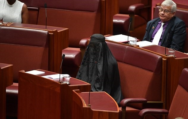 Депутатка шокира всички в парламента в Австралия, дойде на заседание с бурка (СНИМКИ/ВИДЕО)