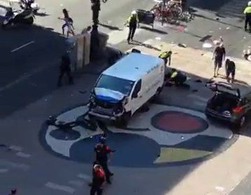 Официално: Кървав терор в Барселона! Има убити пешеходци, тела лежат по площада, нападателите били двама, нахлули в ресторант (СНИМКИ/ВИДЕО)