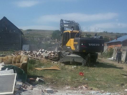 Ромите в Асеновград реват, отново събарят къщите им (СНИМКИ)