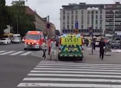 Побеснял мъж с нож сътвори кървава баня във Финландия (ВИДЕО)