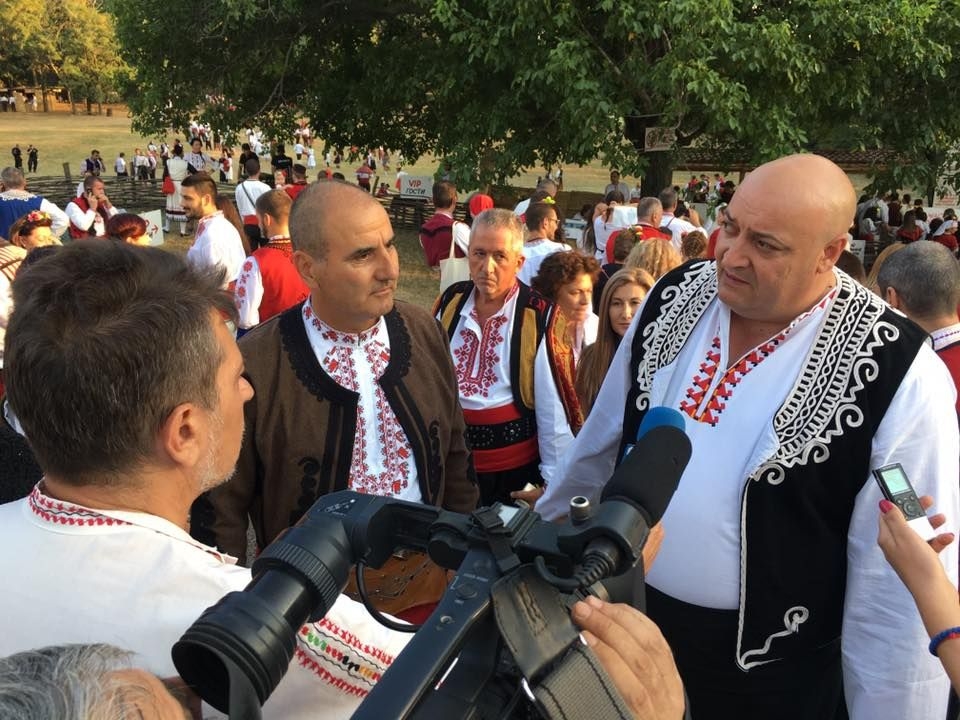 Цветанов захвърли костюма и се премени с ... народна носия (СНИМКИ)