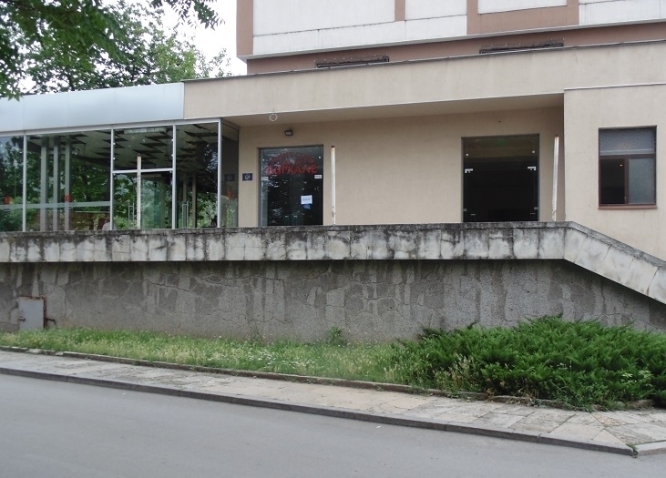 Брутално меле в "кървавия бар" на Ники Турчето, млатили се заради тази красива брюнетка (СНИМКА)