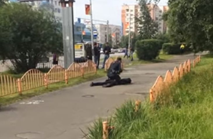 Кървава баня и в Русия! Мъж кла наред хора в Сургут, имал и съучастници (СНИМКИ/ВИДЕО)