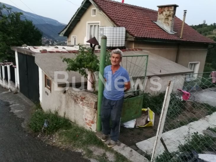 Гнусотия заля Врачанско! Самотният Румен, който гледа 9-те си деца, вмириса цяло село с фекалии, не се диша!